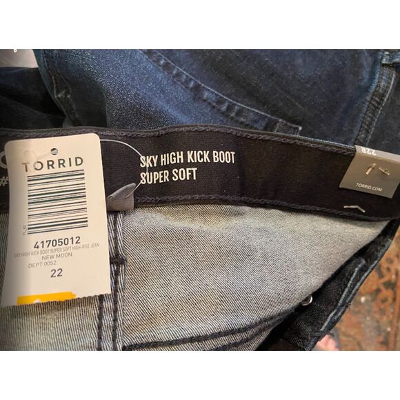 Torrid High Rise Kick Boot Super Soft Jeans in New Moon, Size 22 - Picture 4 of 4